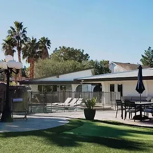 Villa Luxury Oasis: Private Pool, Waterfall Slide & Multi-sport Paradise, Las Vegas
