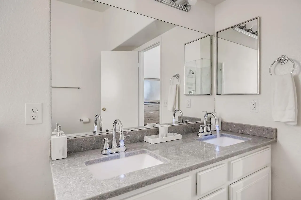 Luxurious House With A Pool, Spa, And Patio, Sleeps 6 Comfortably Las Vegas 0*,
