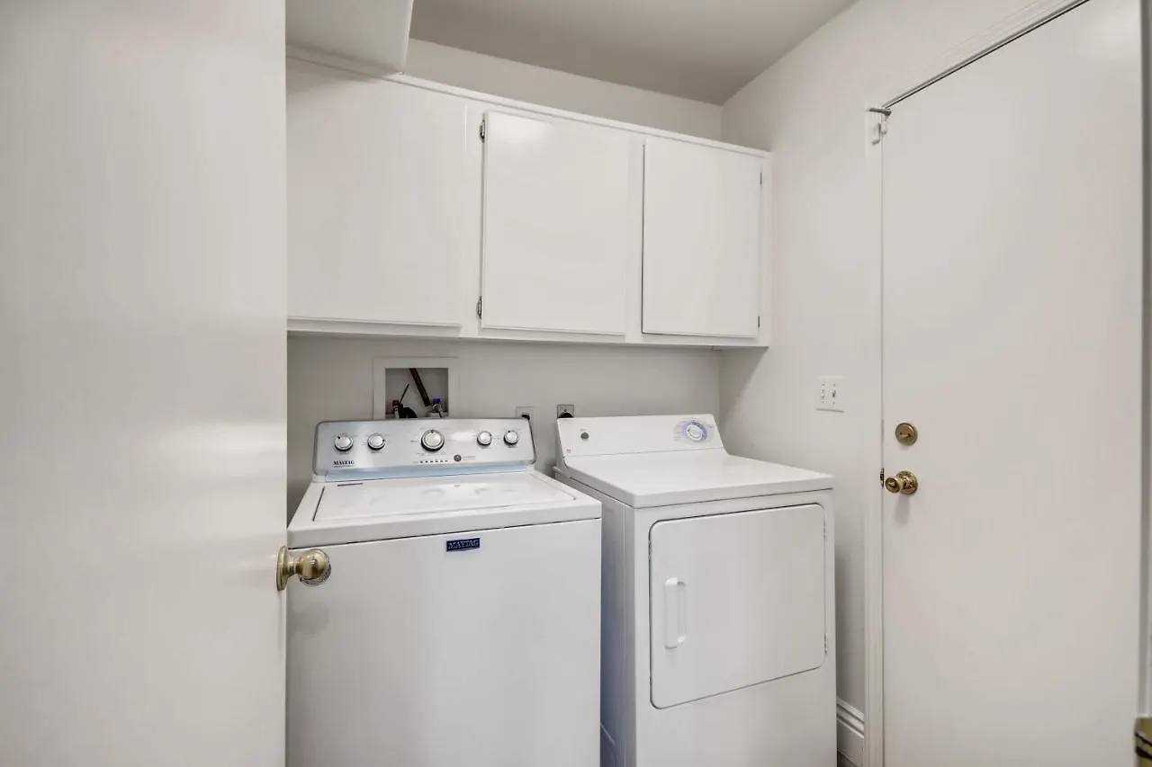 Luxurious House With A Pool, Spa, And Patio, Sleeps 6 Comfortably Las Vegas Holiday home