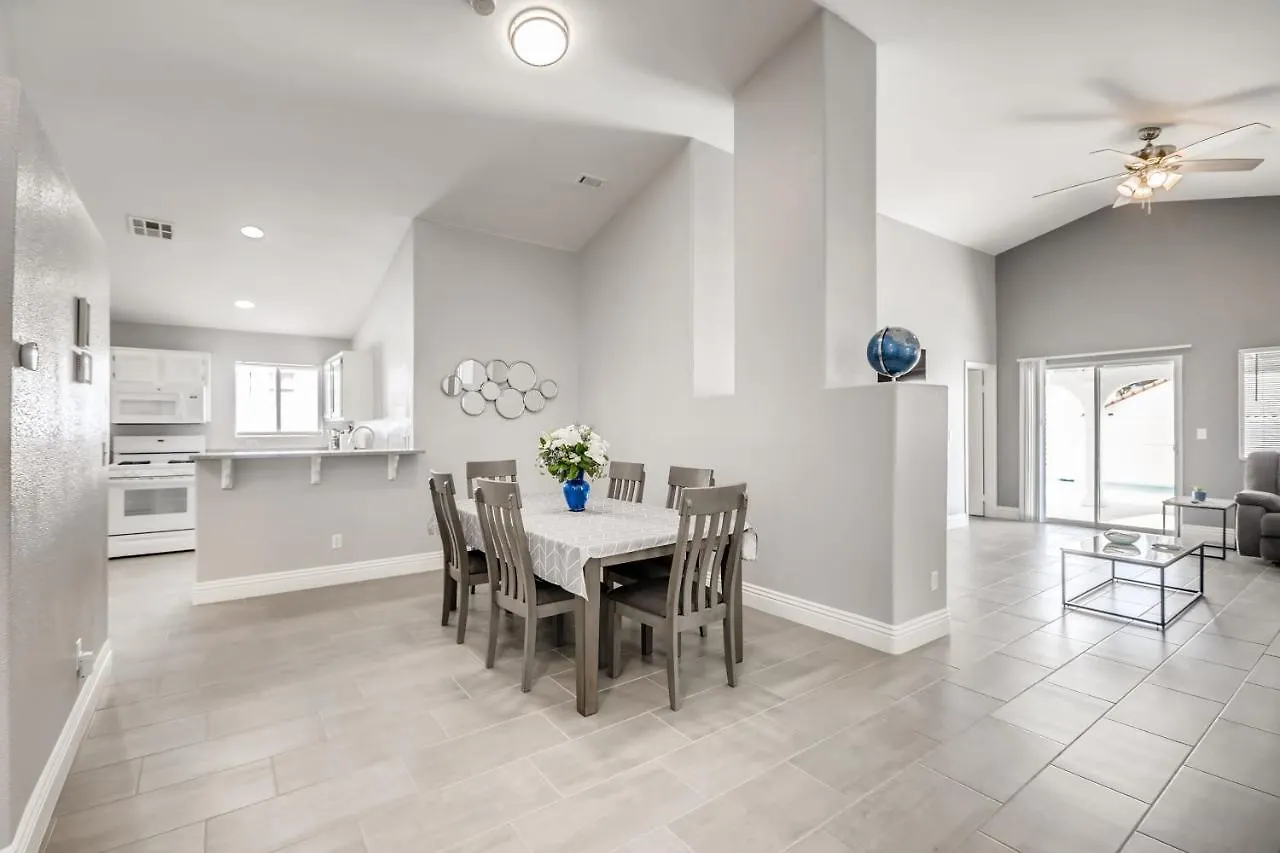 Holiday home Luxurious House With A Pool, Spa, And Patio, Sleeps 6 Comfortably Las Vegas