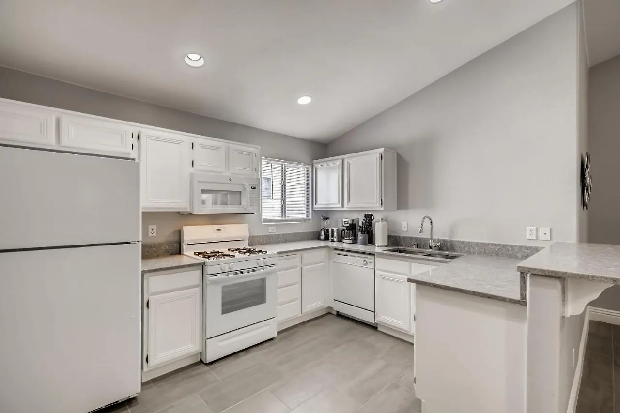 Luxurious House With A Pool, Spa, And Patio, Sleeps 6 Comfortably Las Vegas 0*,