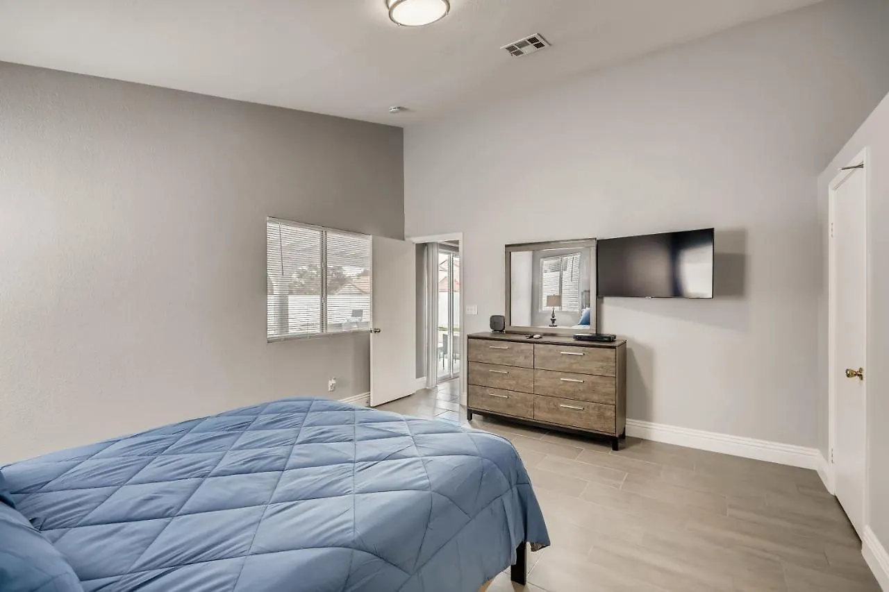 Luxurious House With A Pool, Spa, And Patio, Sleeps 6 Comfortably Las Vegas 0*,