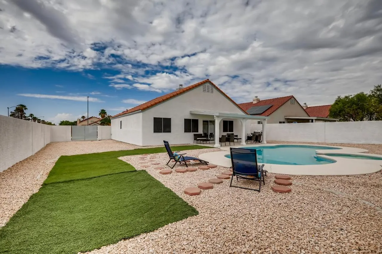Holiday home Luxurious House With A Pool, Spa, And Patio, Sleeps 6 Comfortably Las Vegas