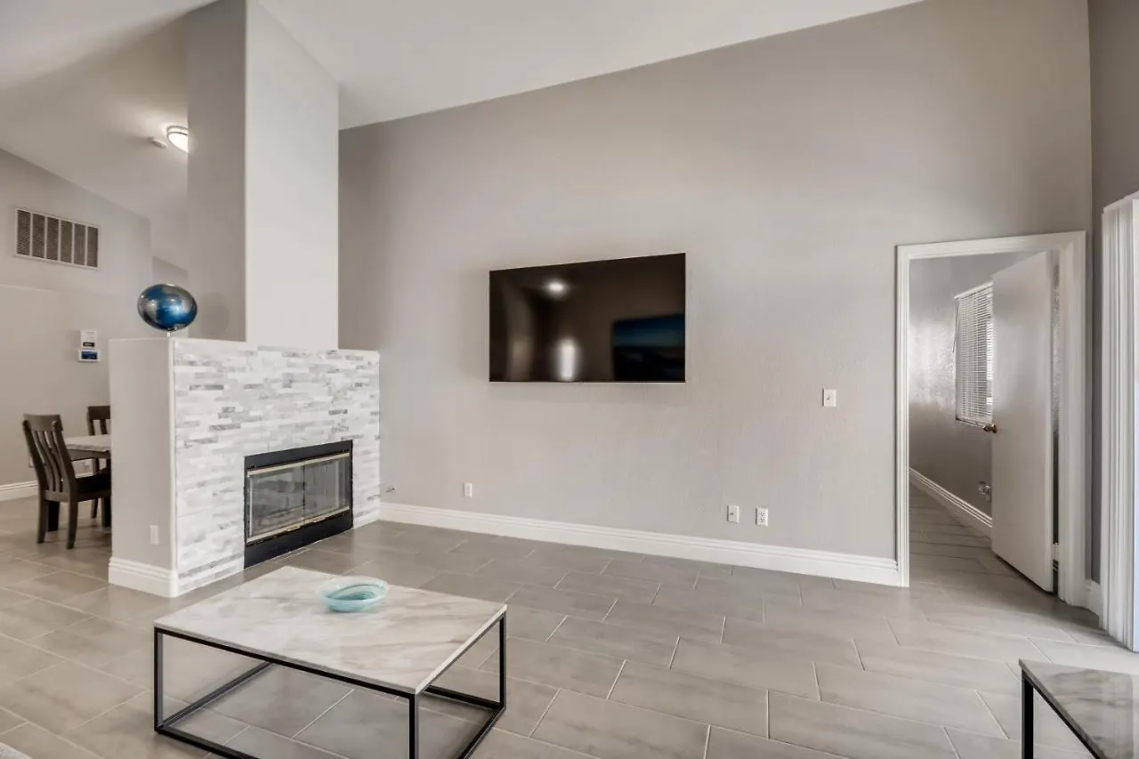 Luxurious House With A Pool, Spa, And Patio, Sleeps 6 Comfortably Las Vegas