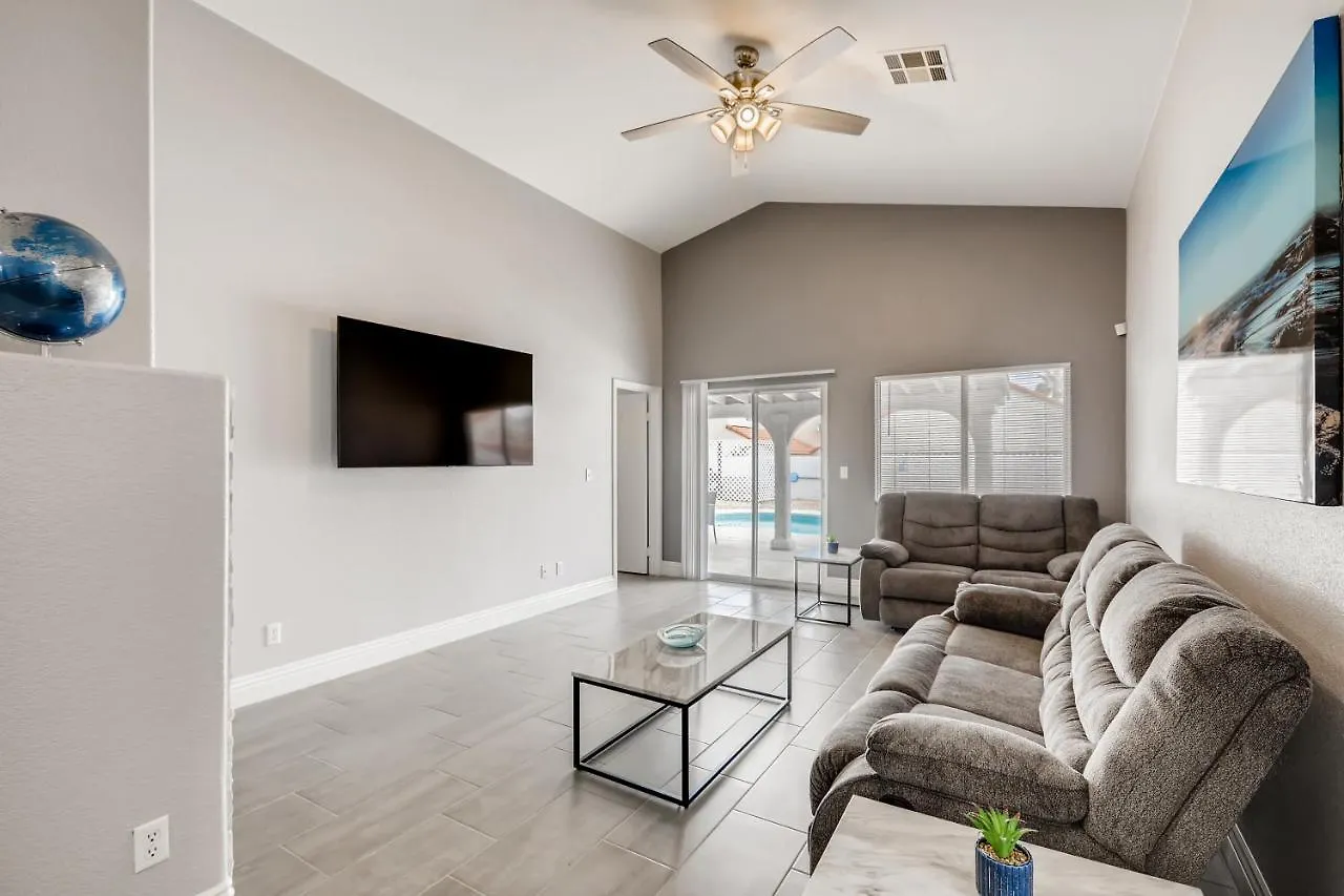 Holiday home Luxurious House With A Pool, Spa, And Patio, Sleeps 6 Comfortably Las Vegas