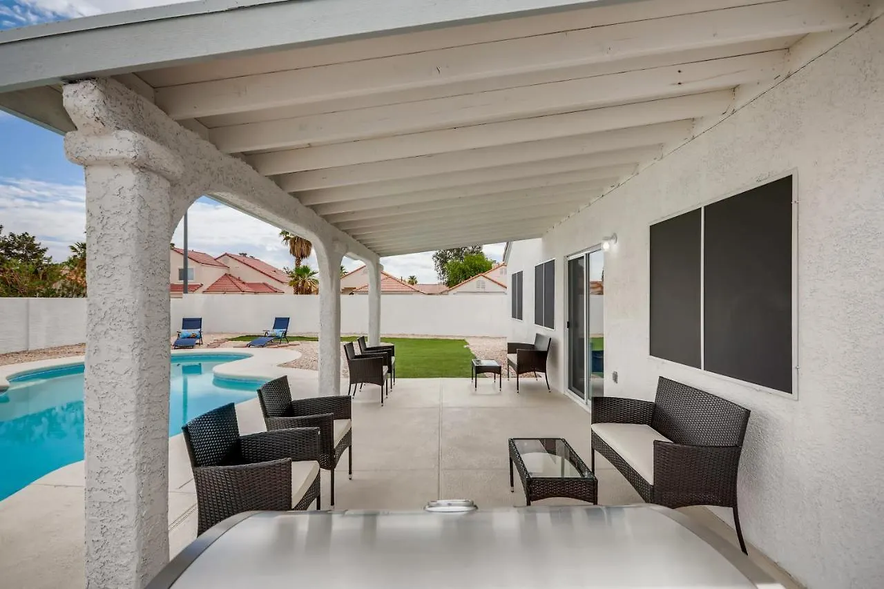 Luxurious House With A Pool, Spa, And Patio, Sleeps 6 Comfortably Las Vegas Holiday home