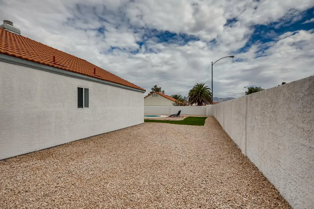 Luxurious House With A Pool, Spa, And Patio, Sleeps 6 Comfortably Las Vegas